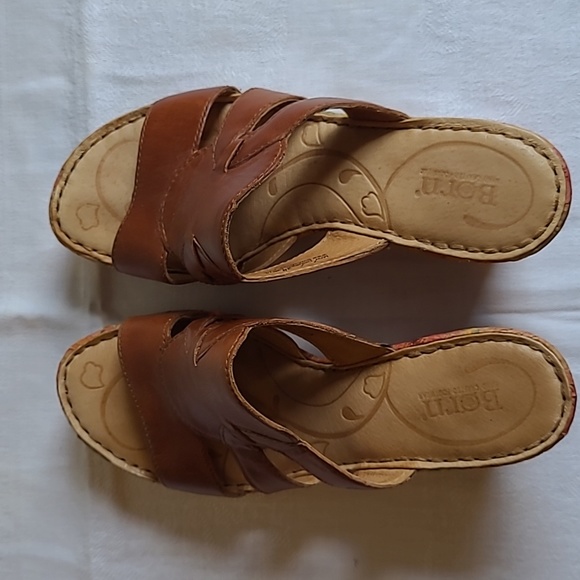 "Born" wedge sandals. Size 7. Dark tan with flowered cork sole - Picture 4 of 4